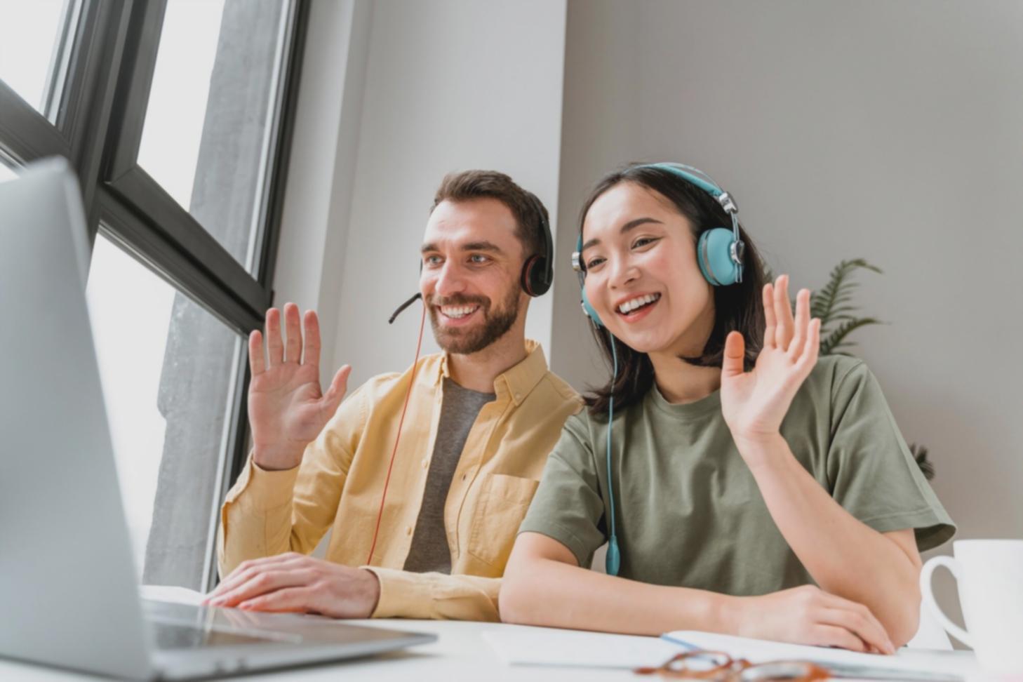 Équipe de professionnels certifiés grenthavilorumisqa travaillant sur des dossiers de création d'entreprise